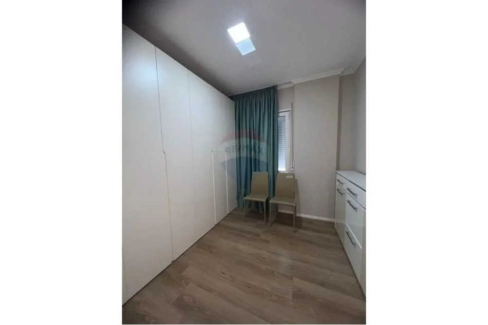 Tirane, jepet me qera apartament 3+1 Kati 5, 102 m² 1.000 € (Liqeni i Thate)