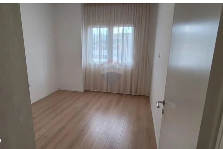 Tirane, jepet me qera apartament 2+1 Kati 3, 98 m² 650 € (Kopshti Botanik)