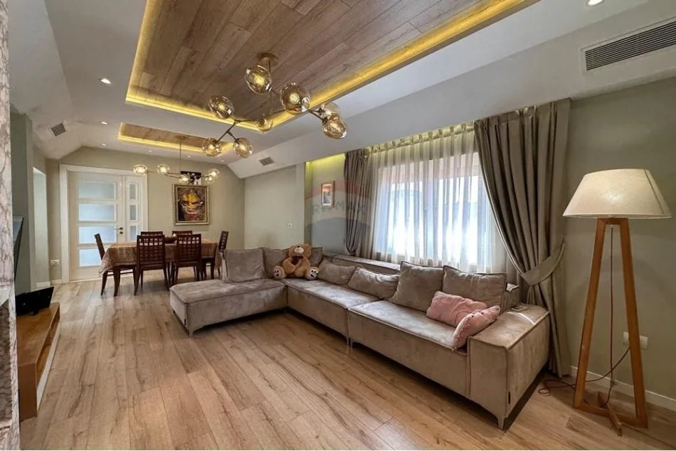 Tirane, jepet me qera apartament 3+1 Kati 4, 180 m² 750 € (Apartament 3+1+2 tualete+2 ballkone te Brryli)