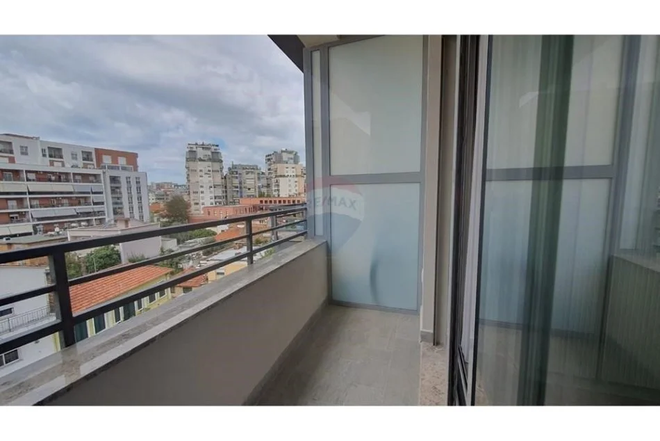Tirane, jepet me qera 1+1 Kati 4, 75 m² 500 € (Studio apartament per qira te Pazari i Ri!)