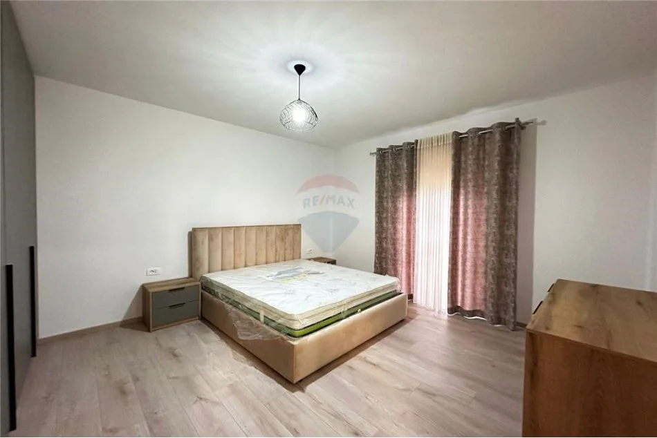 Tirane, jepet me qera apartament 2+1 , 110 m² 900 € (Jepet apartament 2+1+2 me qira tek Liqeni i Thate)