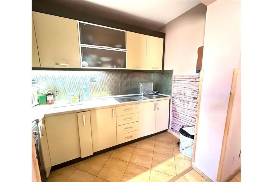 Tirane, jepet me qera apartament 3+1 , 105 m² 700 € (Apartament 3+1+2 tek Mine Peza!)