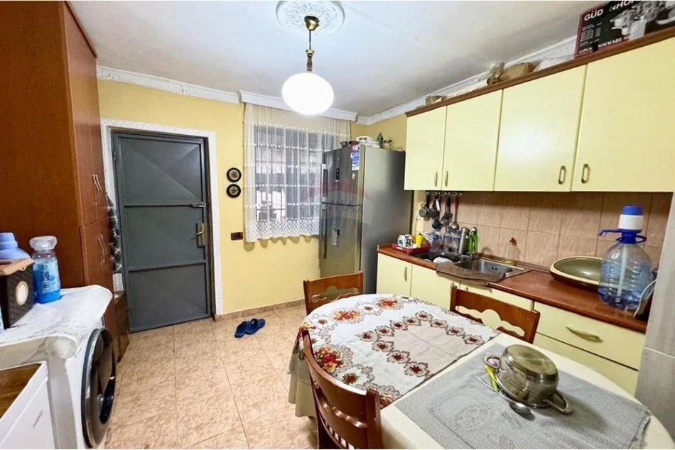 Tirane, shitet apartament 3+1 Kati 1, 70 m² 84.000 € (Rruga Aleksander Moisiu - Rrethinë - Kinostudio, Ka nevojë për rinovim)