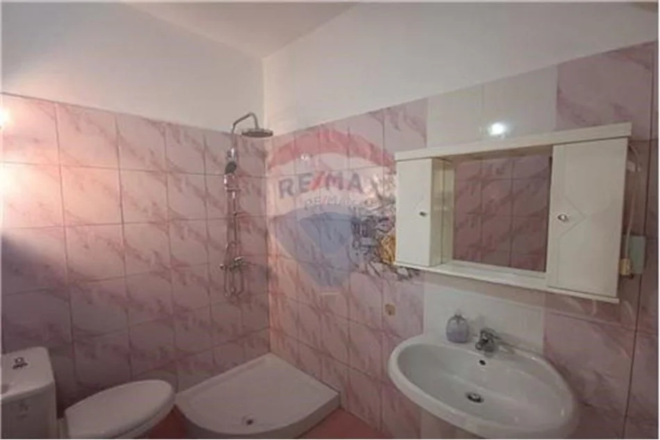 Tirane, jepet me qera apartament 2+1 Kati 2, 101 m² 600 € (Apartament 2+1+2 me qera tek Mine Peza)