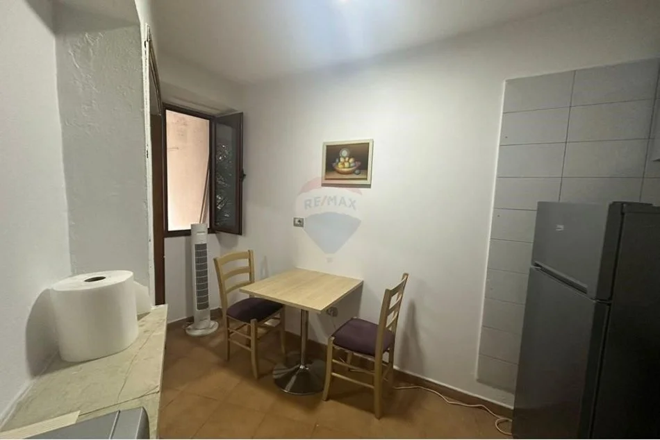 Tirane, jepet me qera zyre Kati 2, 69 m² 900 € (Zyre për Qira në Qendër të Tiranës!)