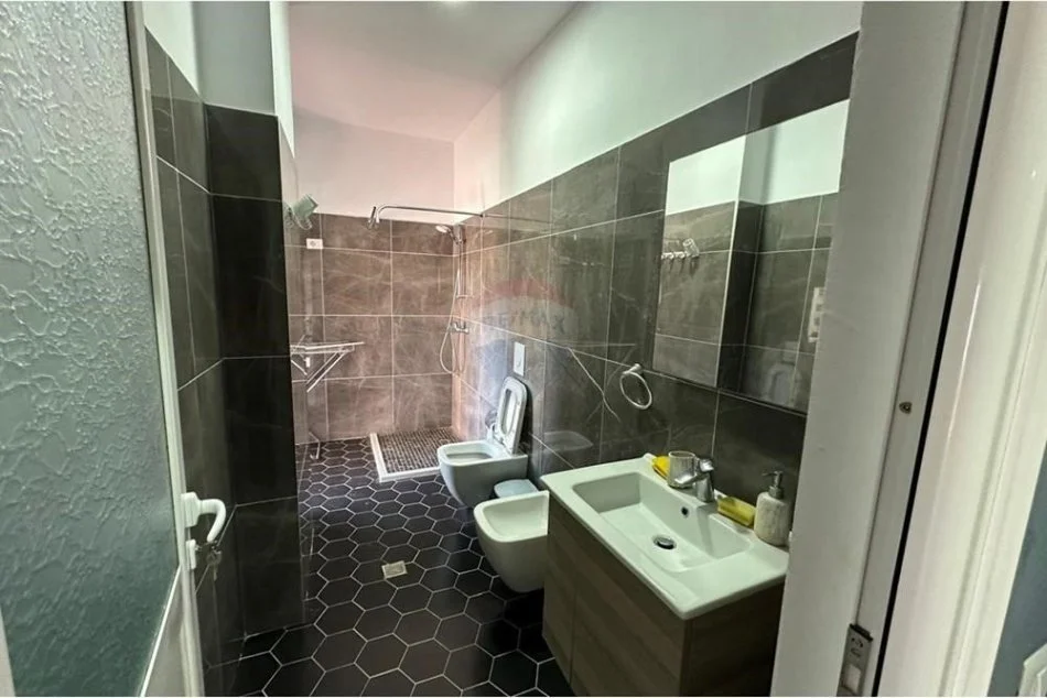 Durres, shitet apartament 4+1 Kati 3, 170 m² (SHITEN DY APARTAMENTE NE DURRES)