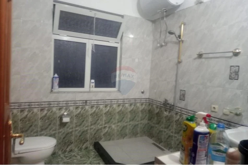 Tirane, jepet me qera apartament 2+1 Kati 3, 128 m² 600 € (JEPET ME QIRA APARTAMENT, TE KODRA E PRIFTIT!)