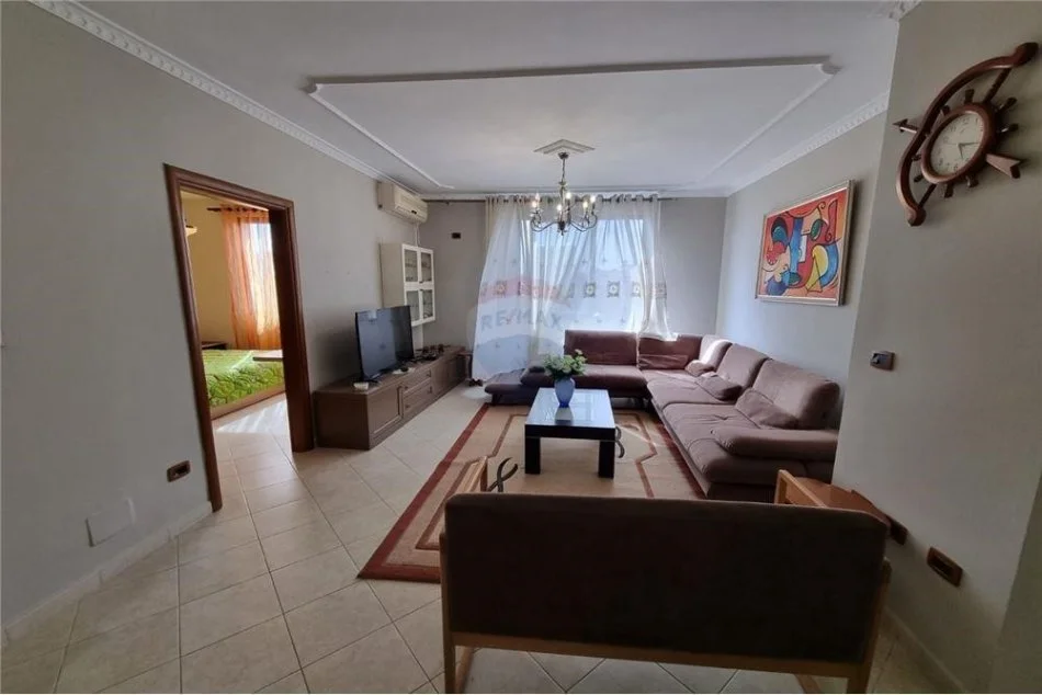 Tirane, jepet me qera apartament 3+1 Kati 4, 117 m² 750 € (APARTAMENT 3+1+2 PER QIRA TEK 21 DHJETORI!)