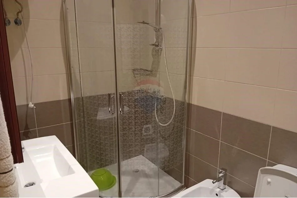 Tirane, jepet me qera apartament 1+1 Kati 4, 65 m² 600 € (Apartament me qira 1+1 me qira Tibo)