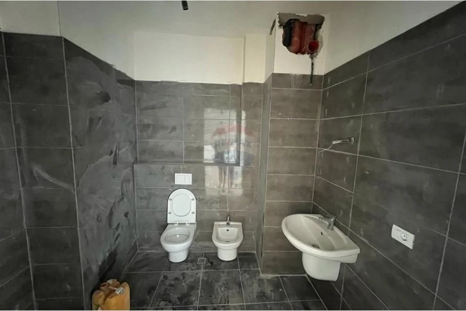 Tirane, shitet apartament 2+1 Kati 3, 103 m² 160.000 € (Emerald Center - Rruga e Dibrës)