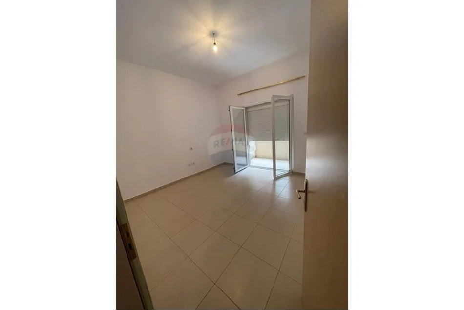 Tirane, jepet me qera apartament 2+1 Kati 1, 112 m² 500 € (Liqeni i Thatë)