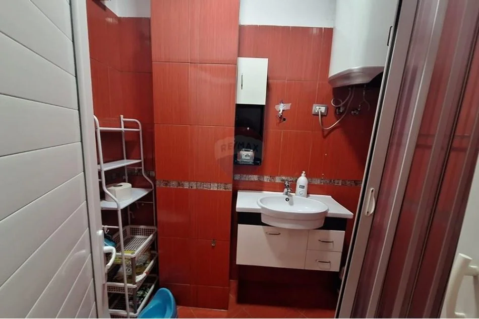 Tirane, jepet me qera apartament 2+1 , 100 m² 600 € (Jordan Misja,)