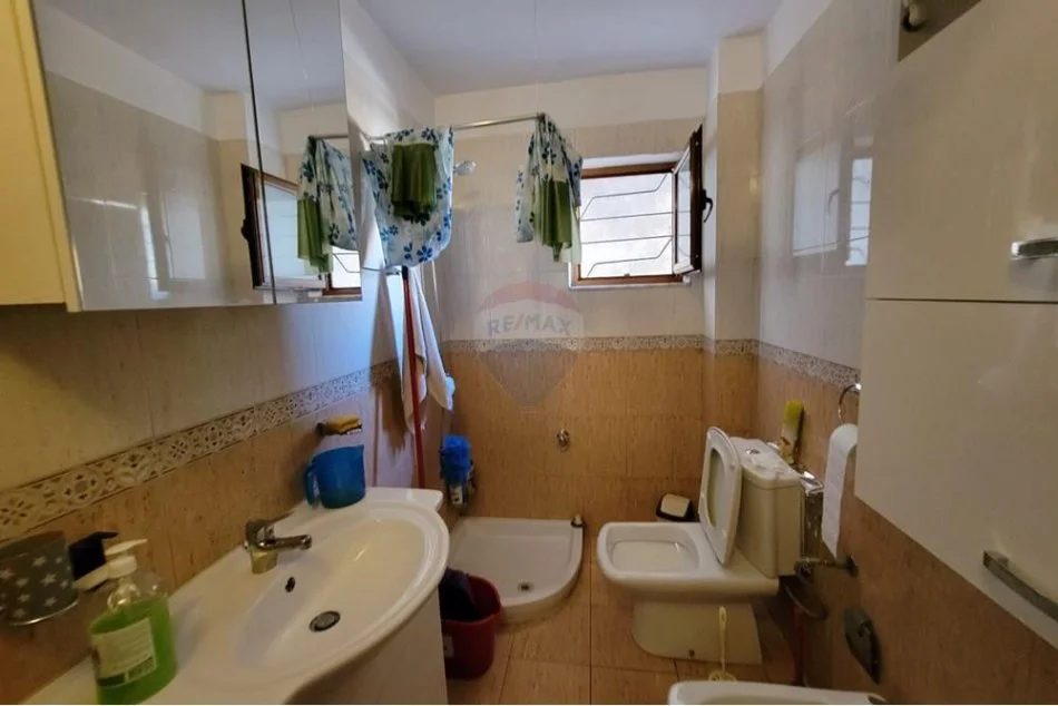 Tirane, jepet me qera apartament 2+1 Kati 4, 68 m² 600 € (Xhamlliku)