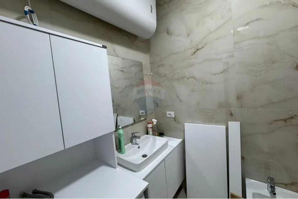 Tirane, jepet me qera apartament 2+1 Kati 4, 90 m² 650 € (APARTAMENT 2+1+2 ME QIRA TEK BULEVARDIT E RI!)