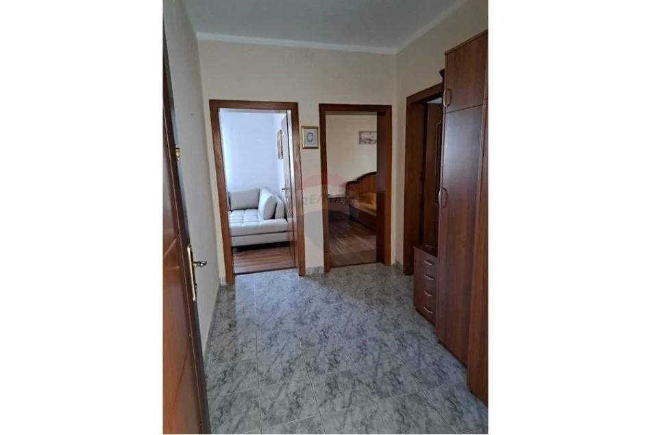 Tirane, jepet me qera apartament 2+1 Kati 4, 75 m² 650 € (21 Dhjetori)