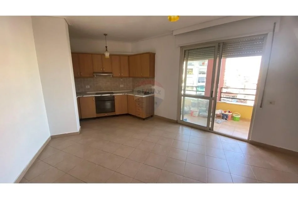 Tirane, jepet me qera 2+1+Ballkon Kati 7, 110 m² 450 € (Rruga e Dibrës - Selvia, Shqipëri)