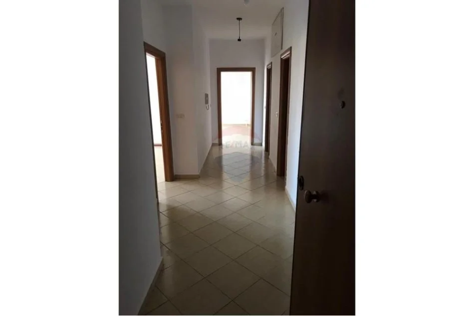 jepet me qera apartament 2+1 , 116 m² 600 € (Komuna e Parisit)