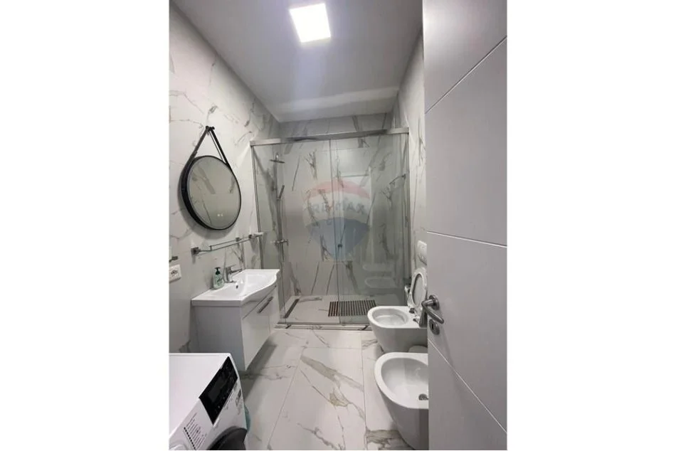 Tirane, jepet me qera apartament 2+1 , 800 € (Qendra Emerald)
