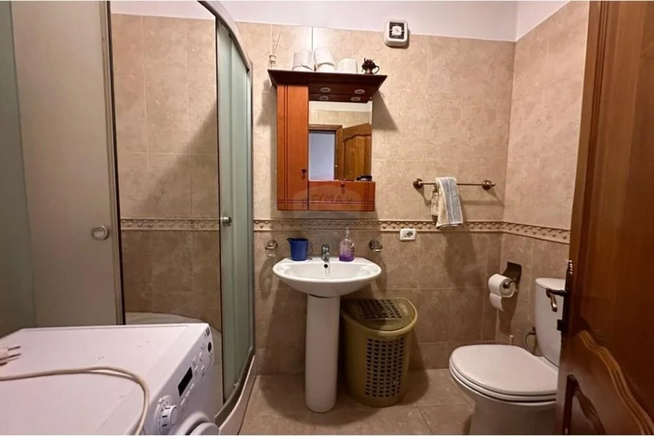 Tirane, jepet me qera apartament 2+1 , 730 € (Pazari i Ri)