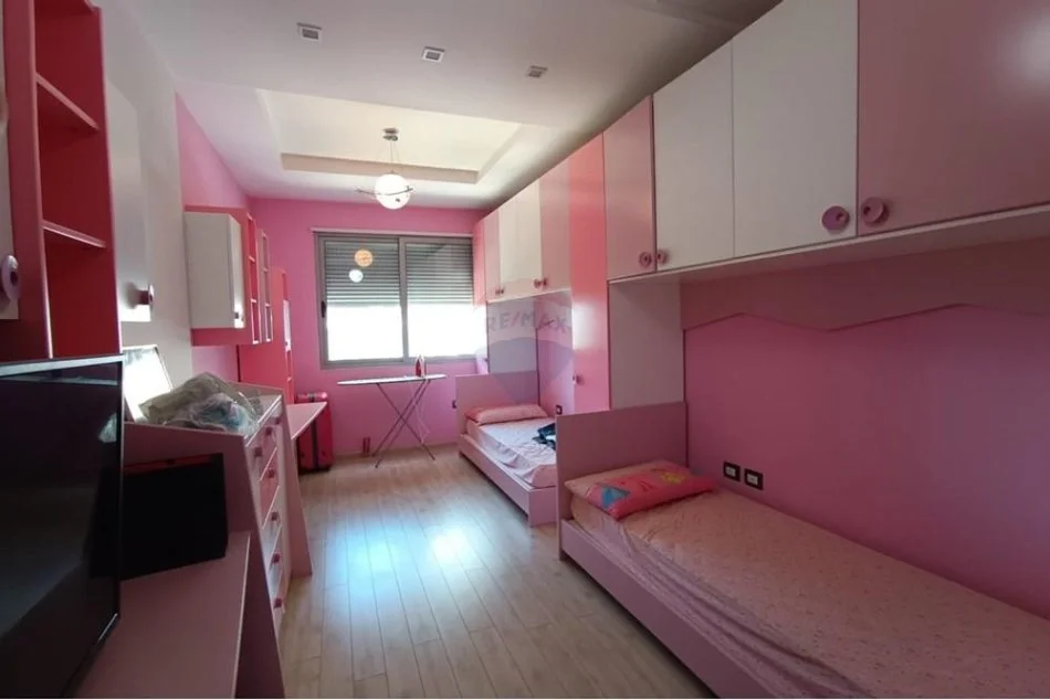 Tirane, jepet me qera apartament 2+1 , 550 € (Laprake)