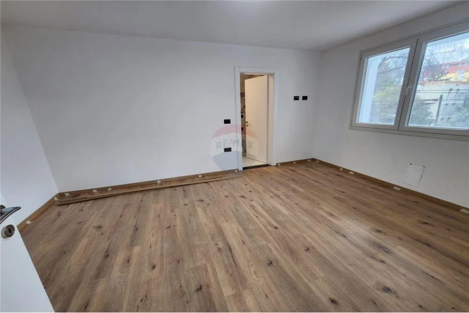 Tirane, jepet me qera apartament 3+1 Kati 2, 140 m² 850 € (Rruga Pjeter Budi)