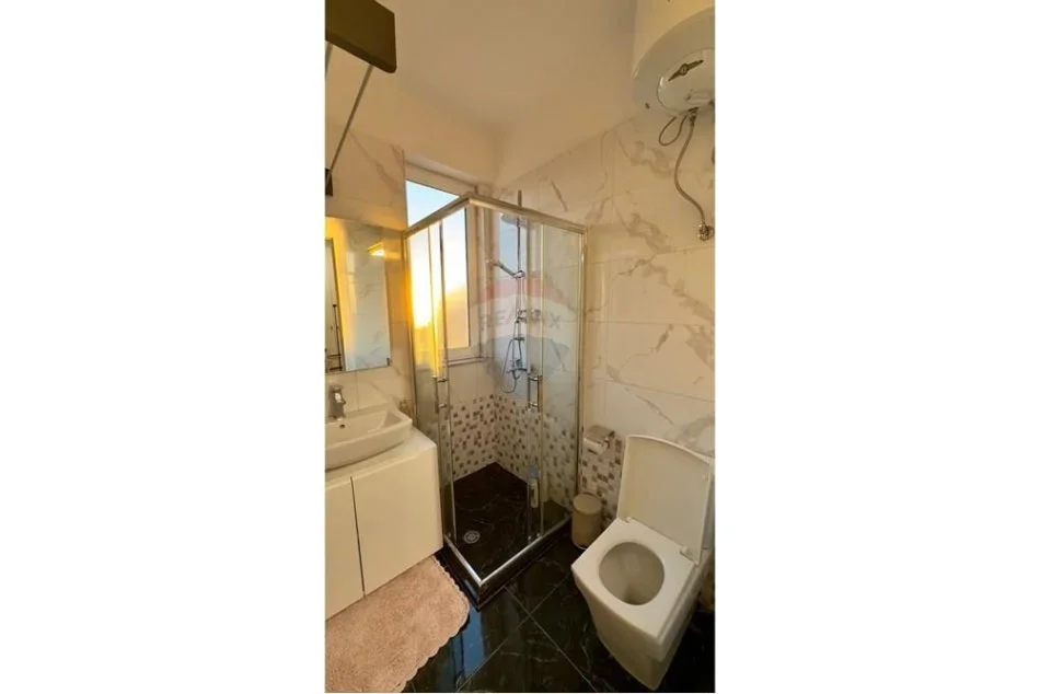 Tirane, jepet me qera apartament 1+1 Kati 8, 55 m² 550 € (Bulevardi Zogu I)