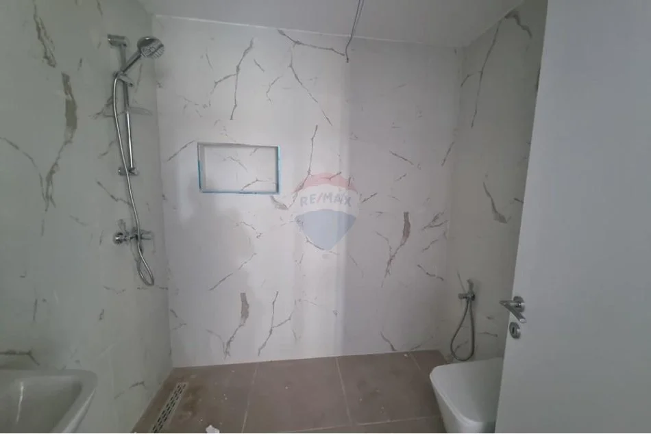 Tirane, jepet me qera ambjent biznesi , 700 € (Laprake)