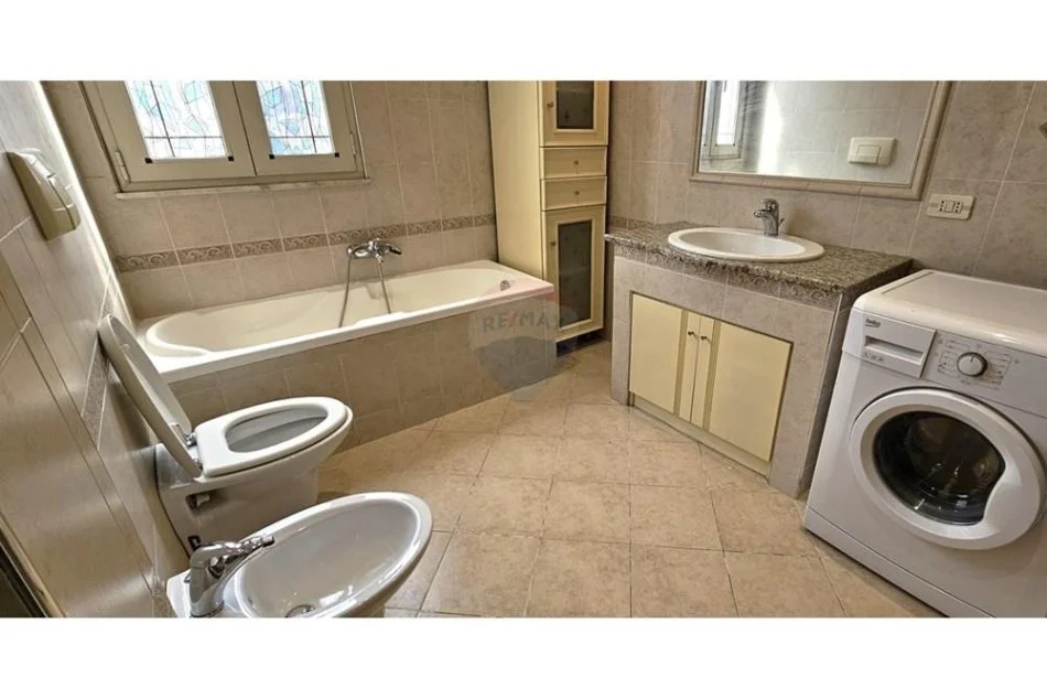 Tirane, jepet me qera apartament 2+1 , 160 m² 750 € (Qendër,)