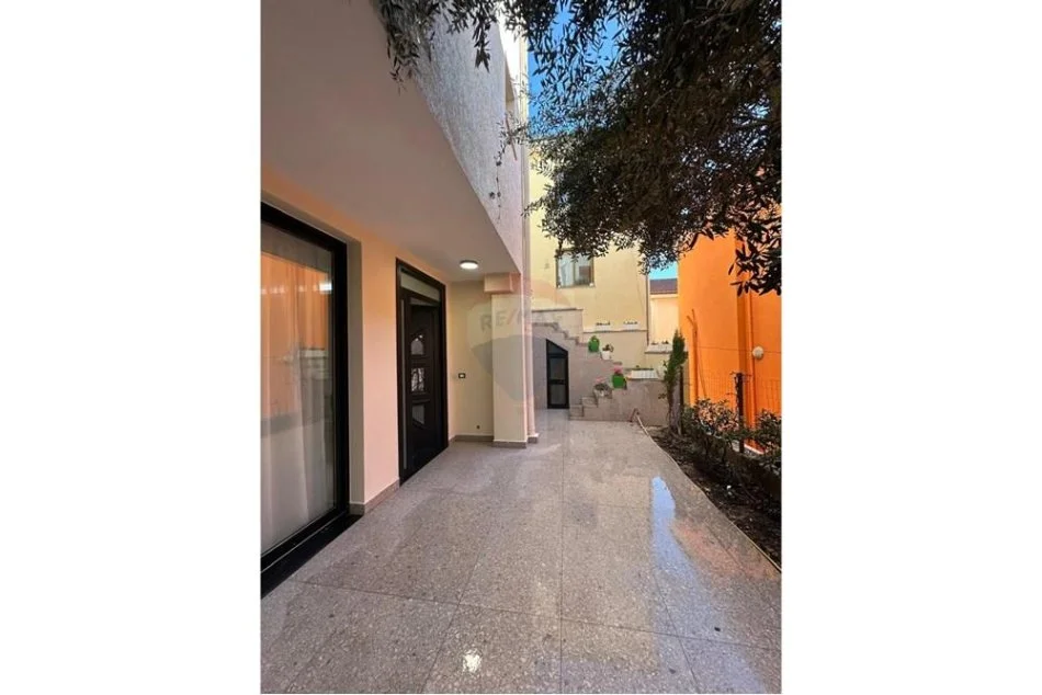 Tirane, jepet me qera apartament 1+1 , 400 € (Sauk)