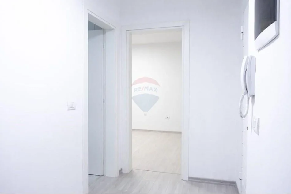 Tirane, jepet me qera ambjent biznesi , 1.000 € (Sheshi Wilson)