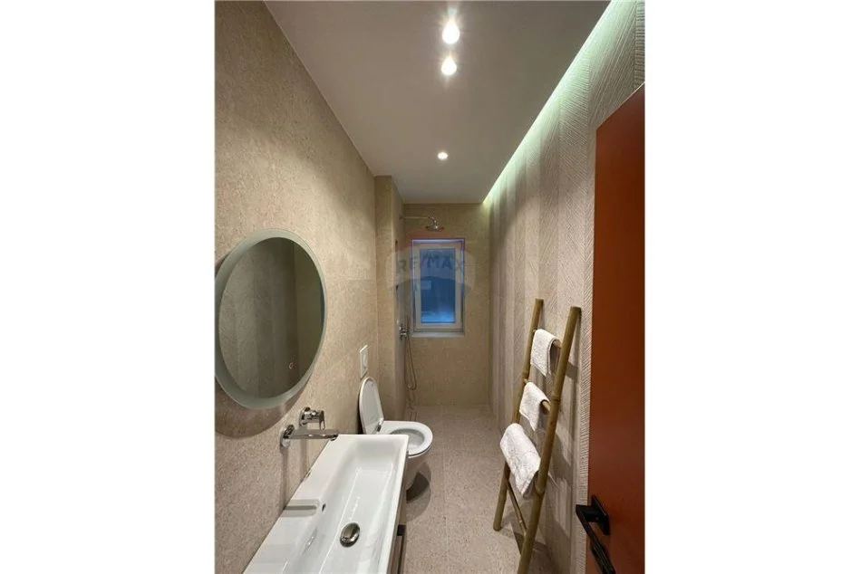 Tirane, jepet me qera apartament 1+1 , 550 € (Medreseja)