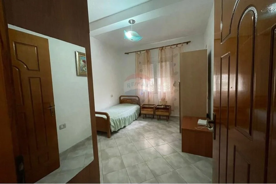 Tirane, jepet me qera apartament 2+1 Kati 1, 80 m² 500 € (21 Dhjetori, Shqipëri)
