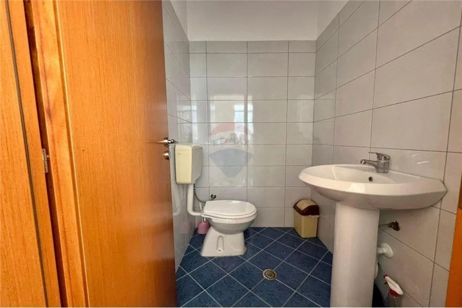 Vlore, jepet me qera dyqan Kati 2, 60 m² 220 € (Rr.Fejzo Mema, Vlore)