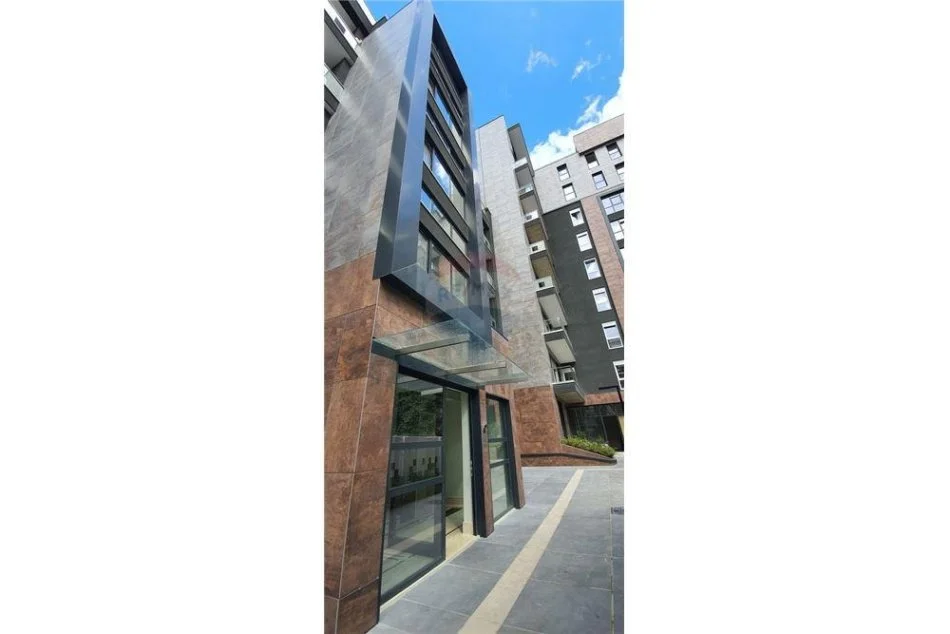 Tirane, jepet me qera apartament 1+1 Kati 5, 65 m² 800 € (Rruga e Barrikadave - Qendër,)