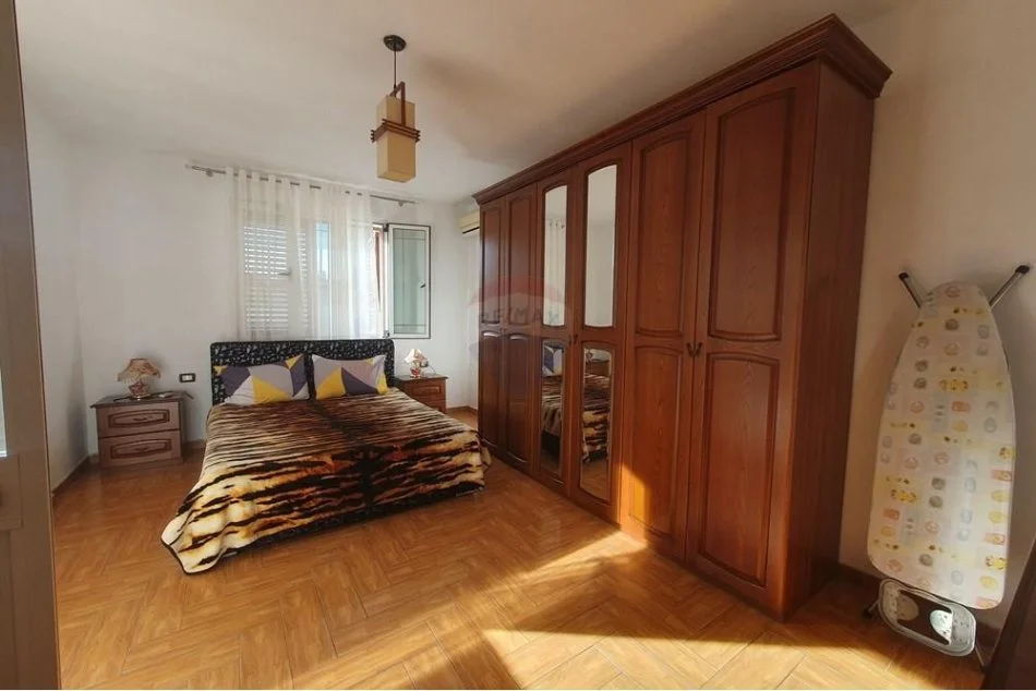 Tirane, jepet me qera apartament 3+1 Kati 5, 120 m² 550 € (Liceu Artistik - Drejtoria e Higjenës, Shqipëri)