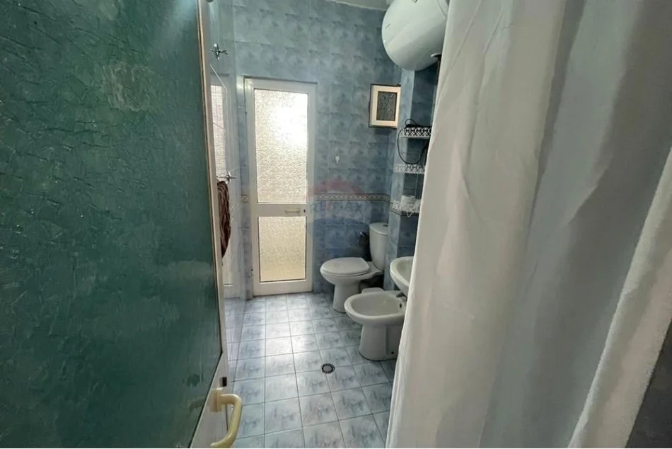 Tirane, jepet me qera apartament 1+1 Kati 3, 68 m² 500 € (Pazari i Ri,)