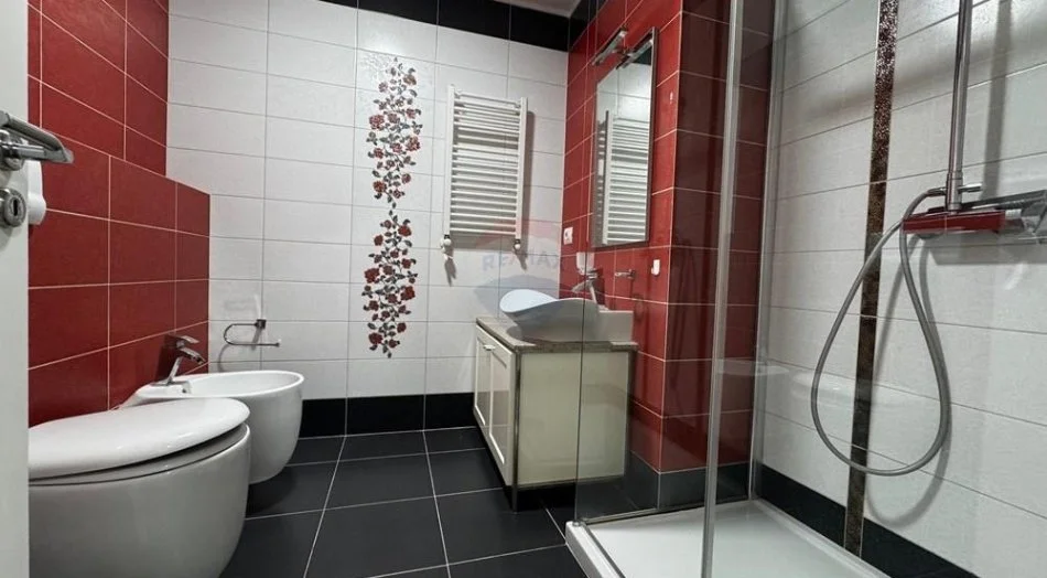 Tirane, jepet me qera apartament 3+1 Kati 5, 220 m² 2.200 € (Rruga e Elbasanit)