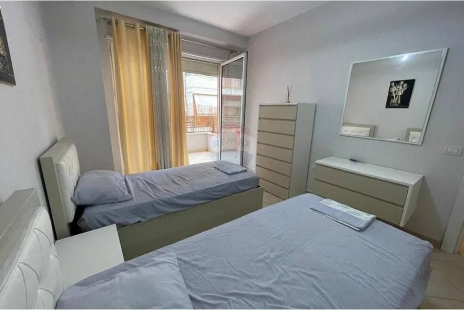 Tirane, jepet me qera apartament 2+1 Kati 3, 89 m² 700 € (Komuna e Parisit - Eleonora)