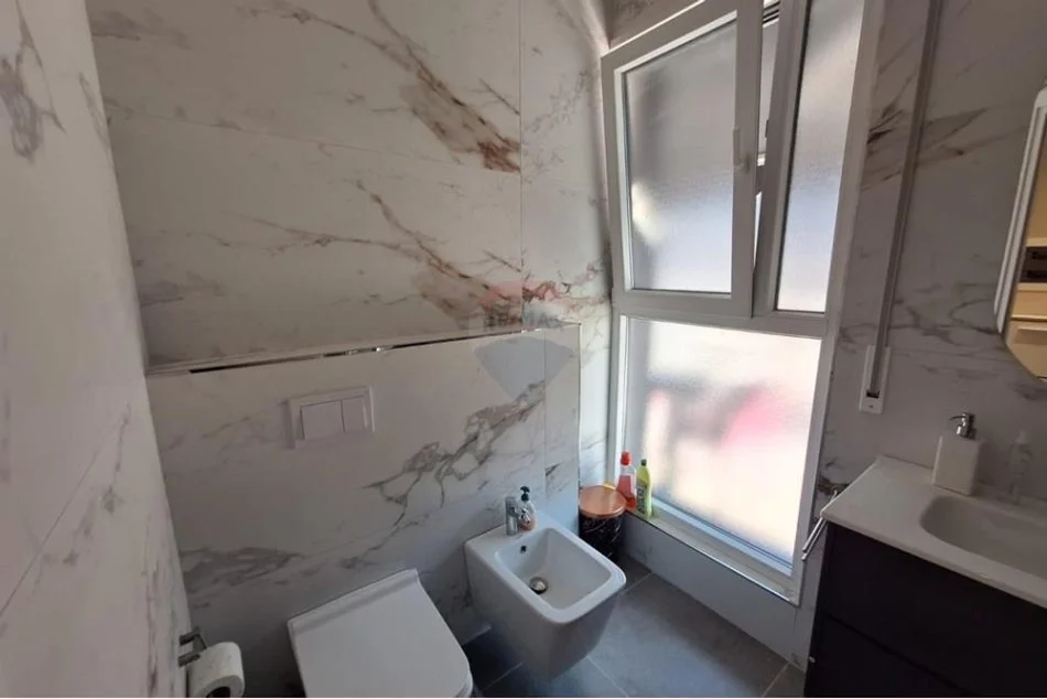 Tirane, jepet me qera apartament 2+1+Ballkon Kati 8, 100 m² 800 € (don bosko)