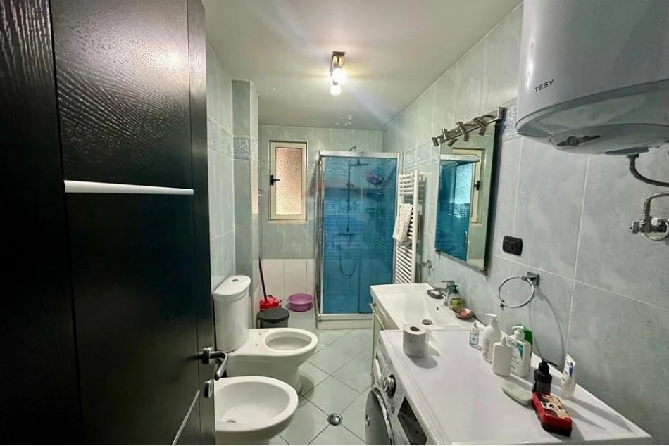 Tirane, jepet me qera apartament 1+1 Kati 2, 120 m² 550 € (21 Dhjetori, Shqipëri)