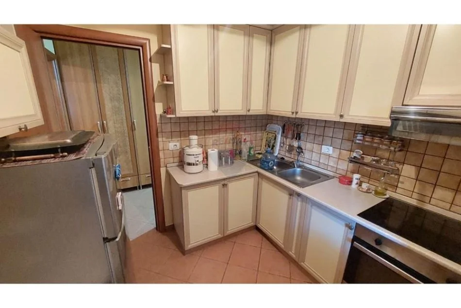 Tirane, jepet me qera apartament 1+1 , 75 m² 600 € (bllok)