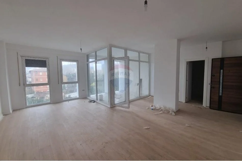 Tirane, shitet apartament 2+1 Kati 3, 118 m² 155.000 € (APARTAMENT 2+1+2 PER SHITJE TE BULEVARDI I RI!)