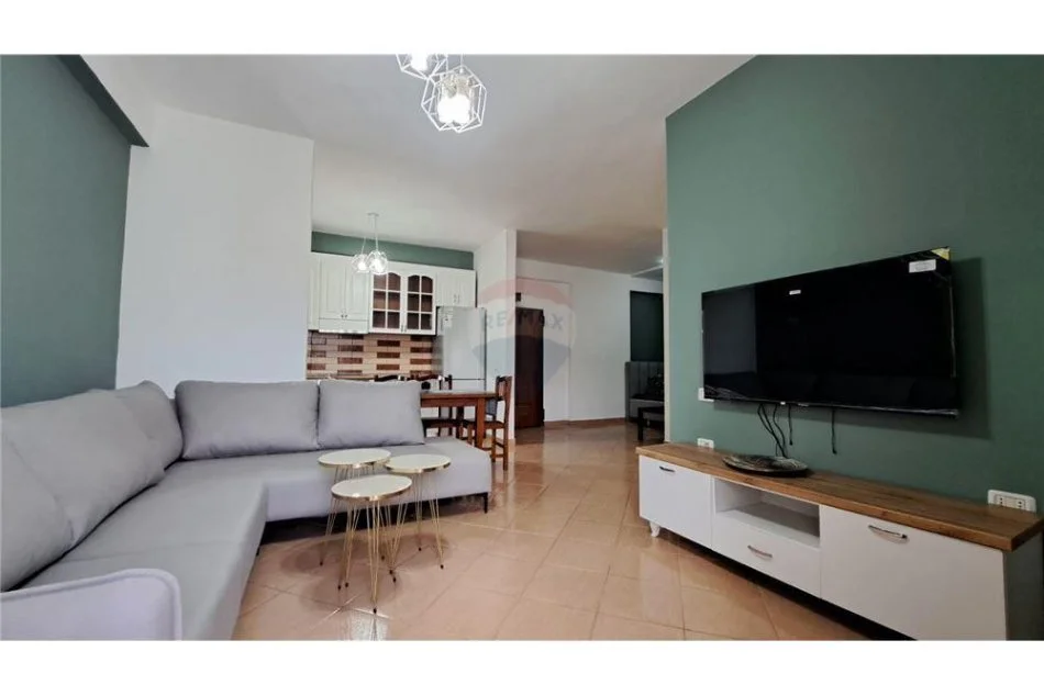 Vlore, jepet me qera apartament 1+1+Ballkon Kati 3, 75 m² 370 € (Lungomare)