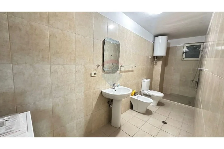 Tirane, jepet me qera apartament 2+1 Kati 6, 106 m² 650 € (Rruga e Kavajes, perballe Delijorgjit)