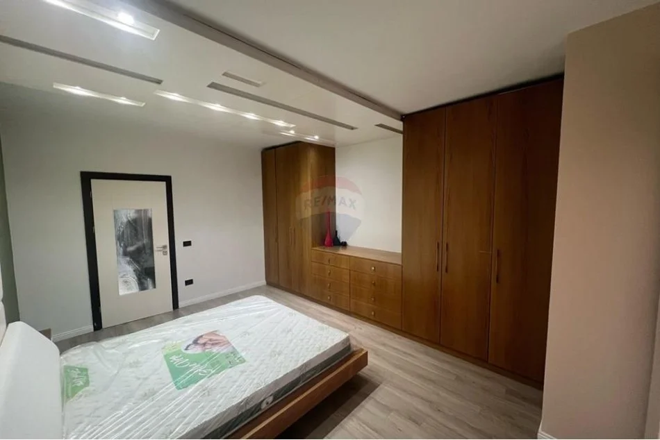 Tirane, jepet me qera 1+1 Kati 6, 87 m² 700 € (21 Dhjetori)