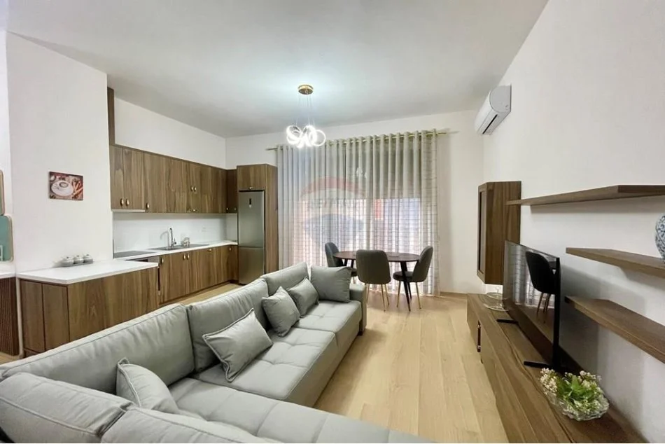 Tirane, jepet me qera apartament 1+1+Ballkon Kati 2, 72 m² 750 € (Kompleksi Delijorgji)