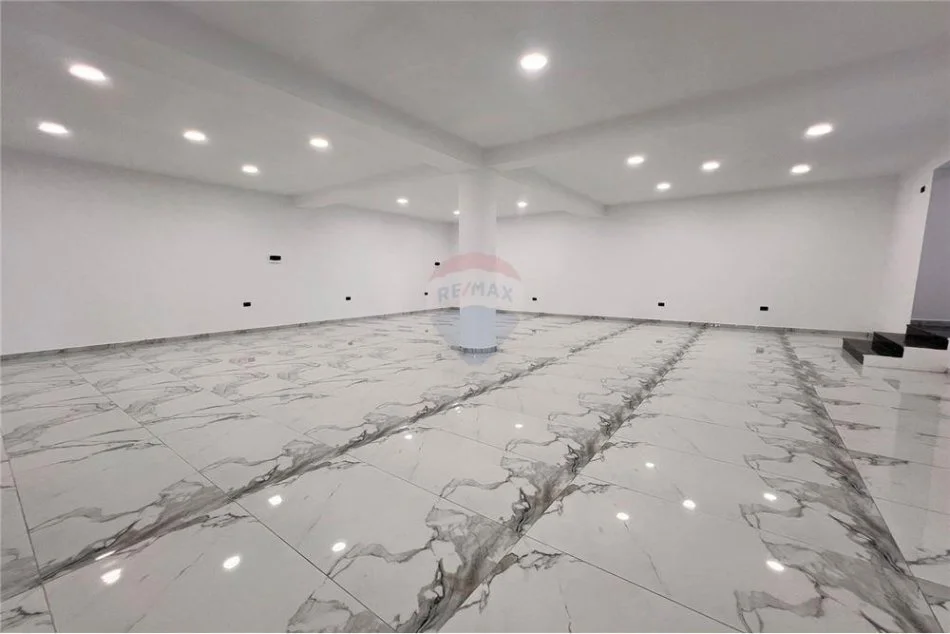 Vlore, jepet me qera ambjent biznesi Kati 0, 240 m² 2.000 € (Blv.Ismail Qemali)