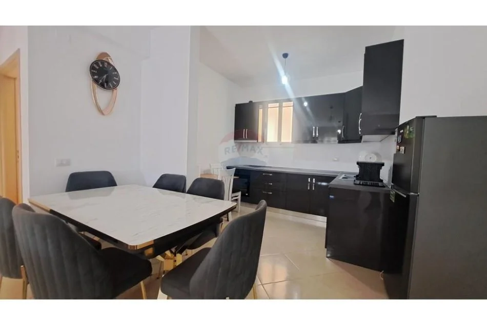 Vlore, jepet me qera apartament 2+1+Ballkon Kati 3, 115 m² 400 € (Transballkanike)