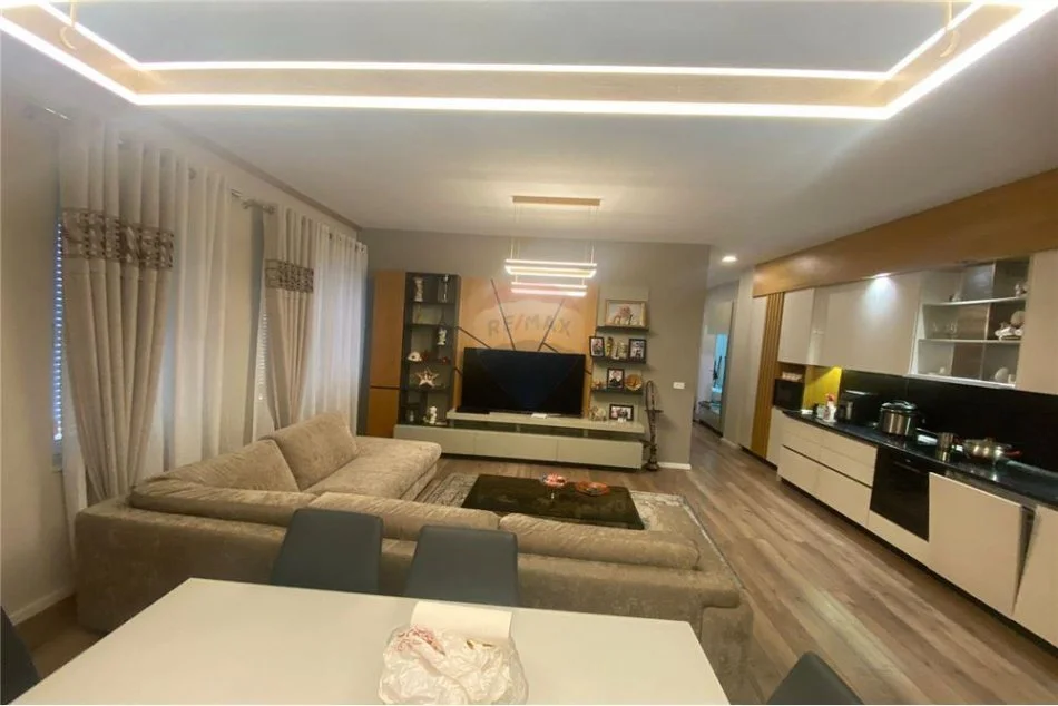Tirane, shitet apartament 2+1+Ballkon Kati 5, 118 m² 207.000 € 
