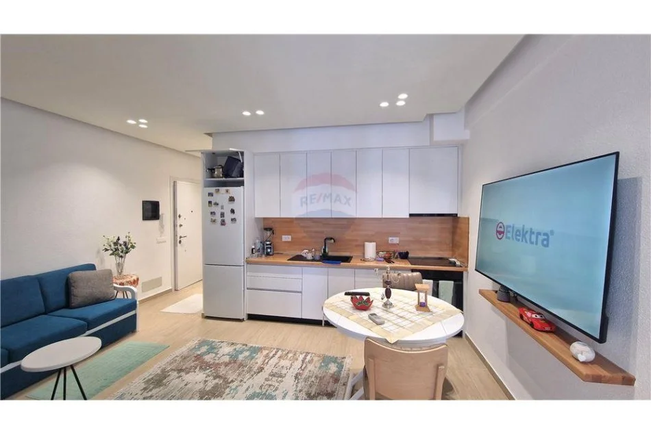 Vlore, shitet apartament 1+1+Ballkon Kati 10, 58 m² 127.600 € (Lungomare)